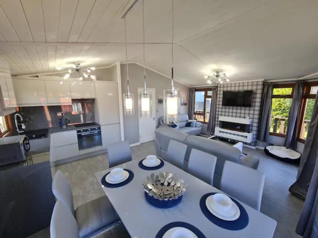 4 Bed Luxury Lodge With Hot Tub Near Lake District Warton Exterior photo