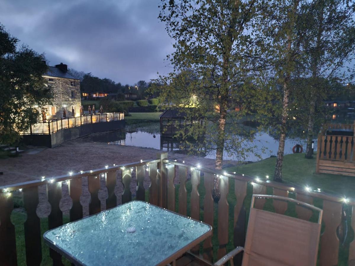 4 Bed Luxury Lodge With Hot Tub Near Lake District Warton Exterior photo